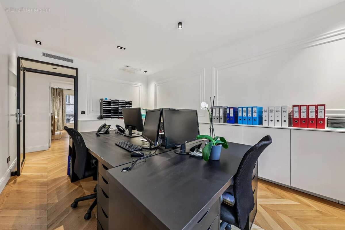 Commerce à PARIS-8E