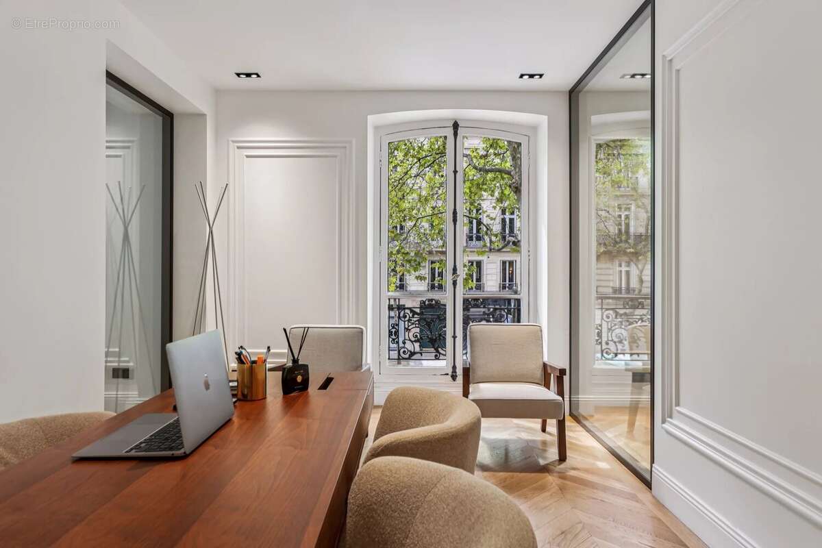 Commerce à PARIS-8E