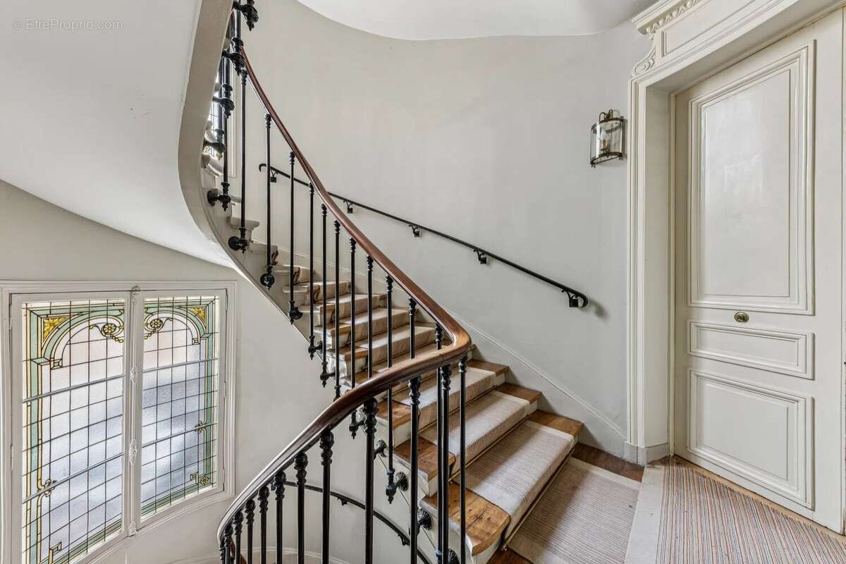 Commerce à PARIS-8E