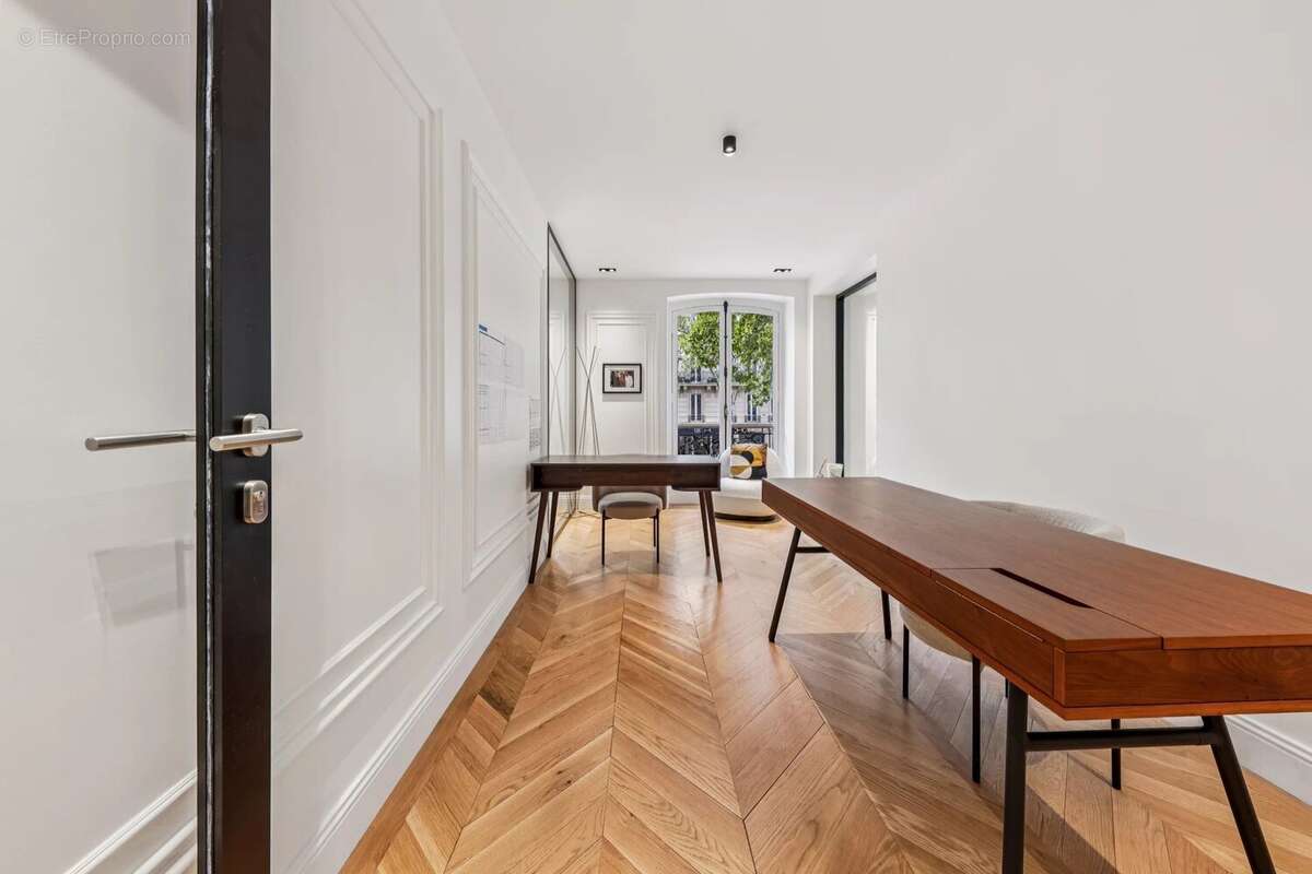 Commerce à PARIS-8E