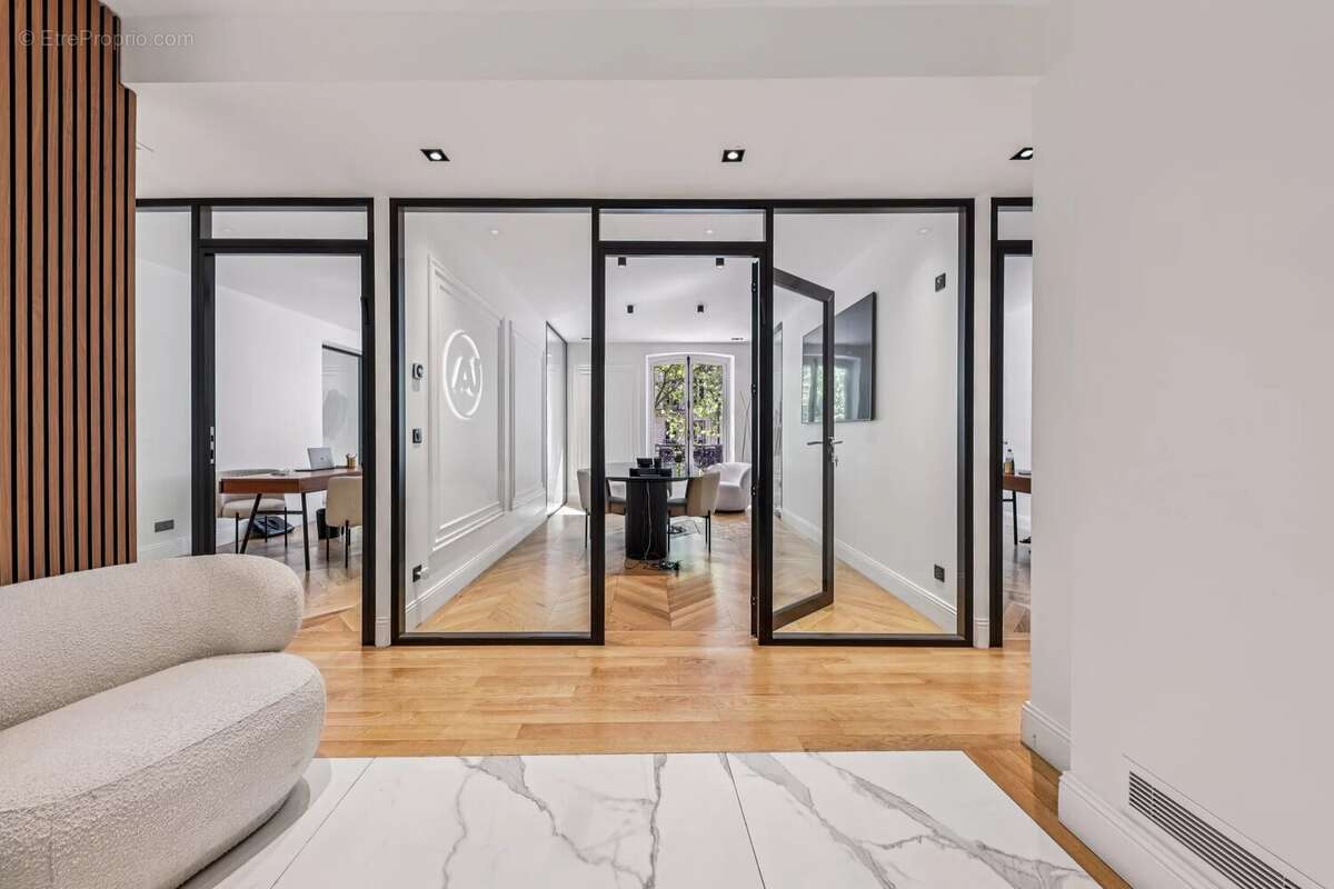 Commerce à PARIS-8E