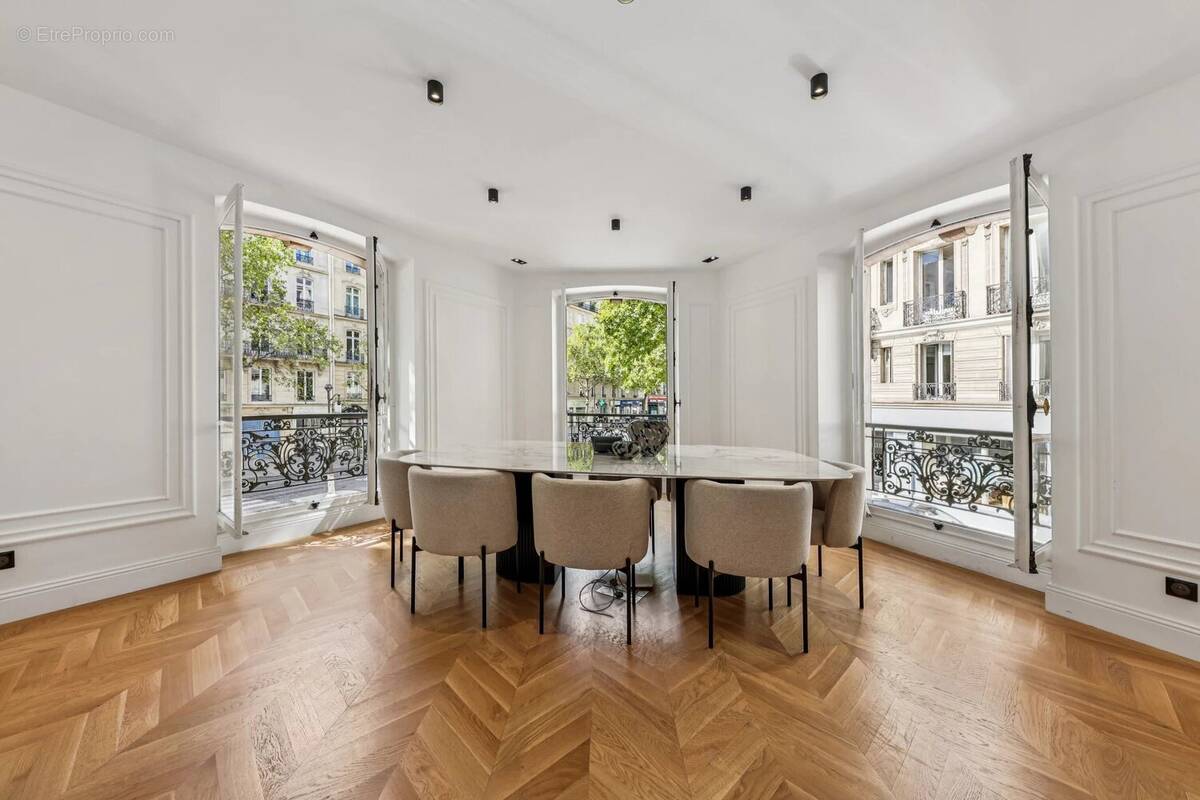 Commerce à PARIS-8E