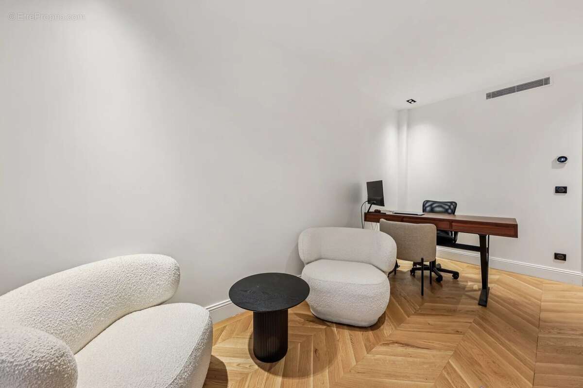 Commerce à PARIS-8E