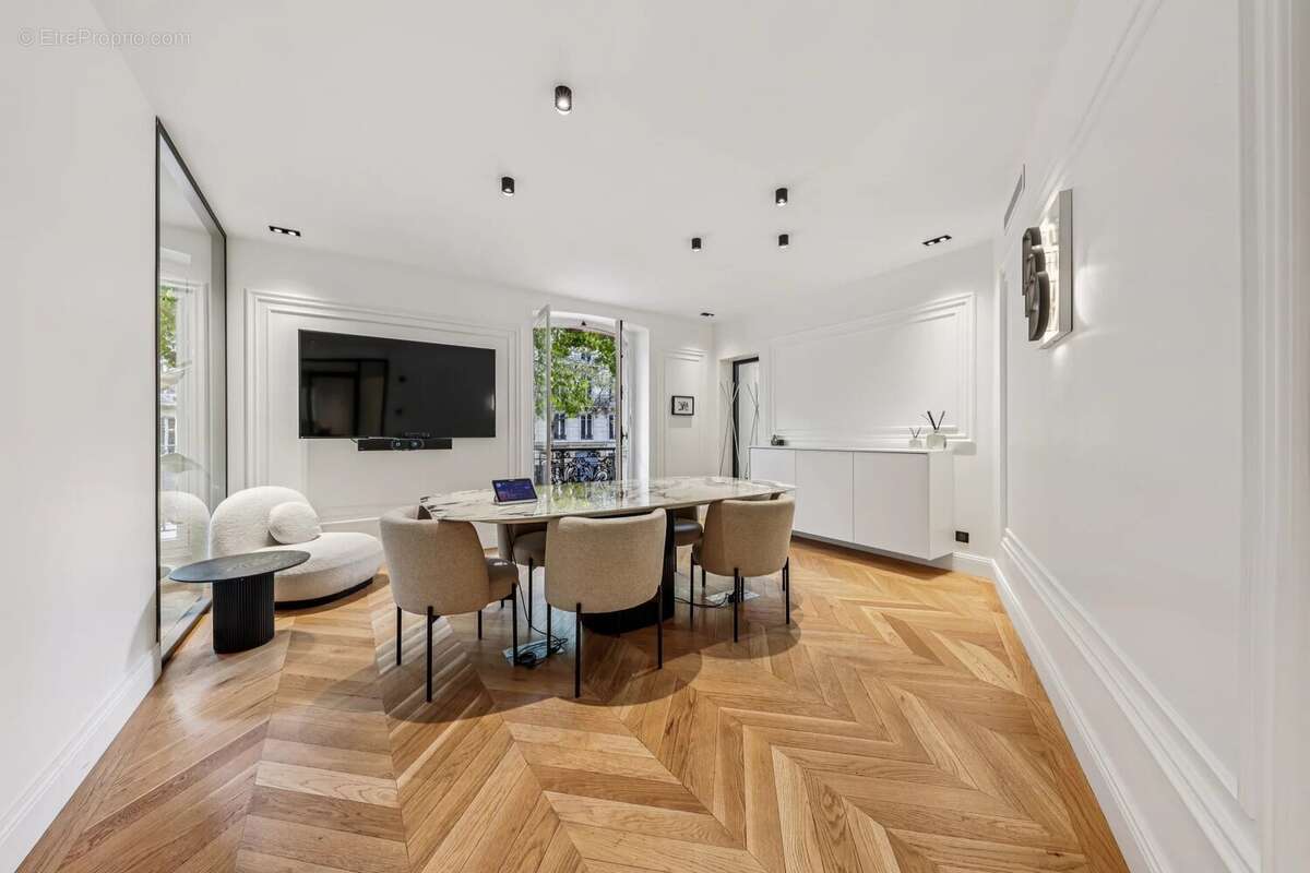 Commerce à PARIS-8E