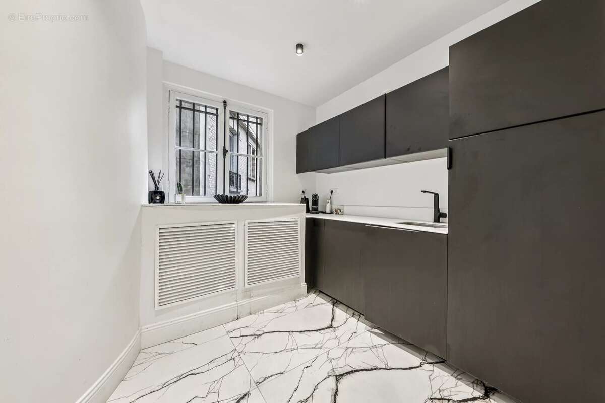 Commerce à PARIS-8E