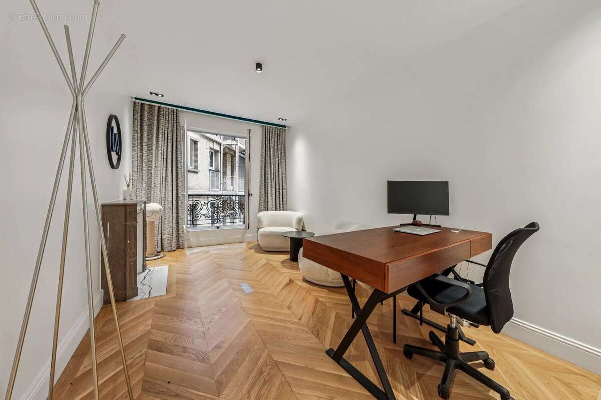 Commerce à PARIS-8E