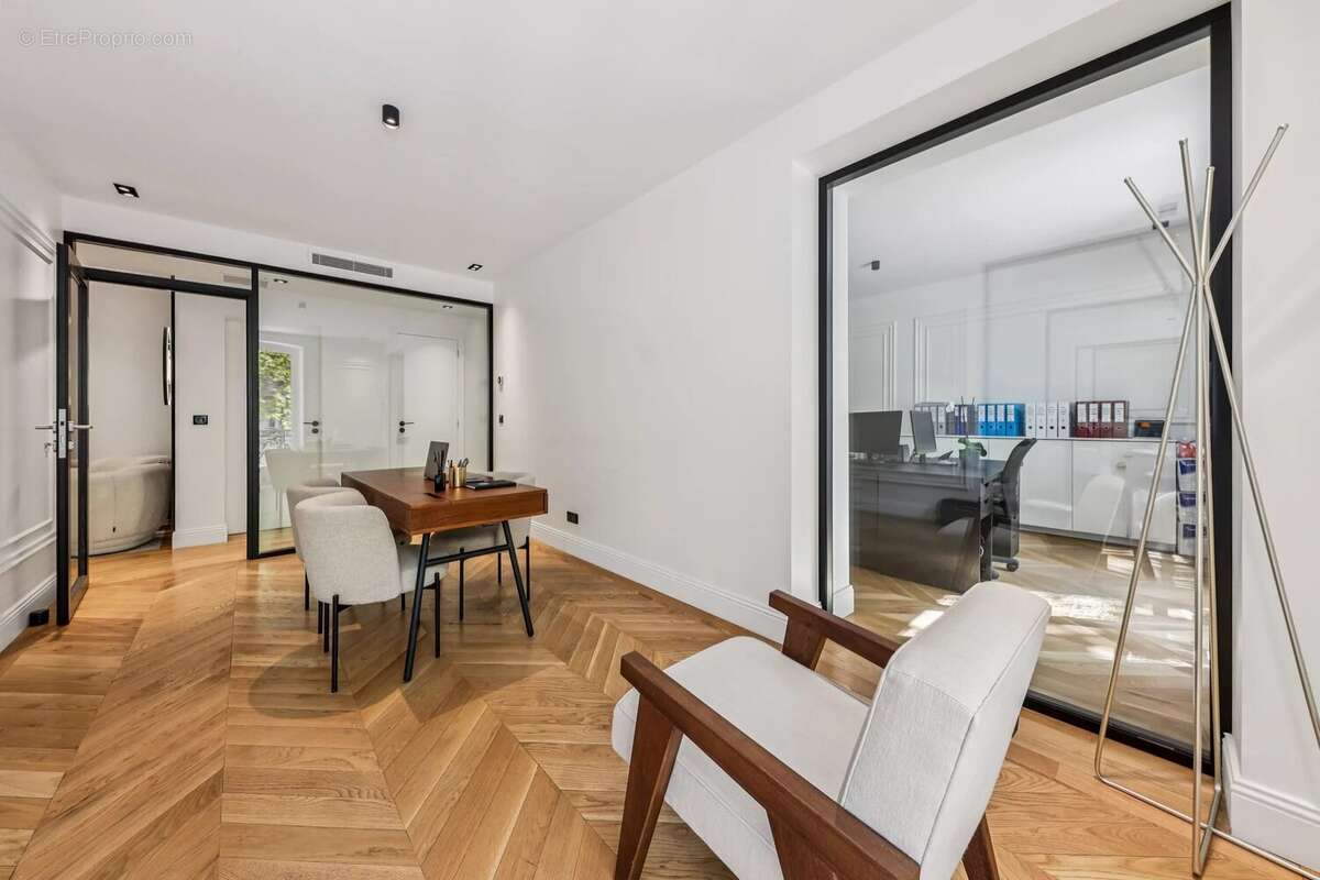 Commerce à PARIS-8E