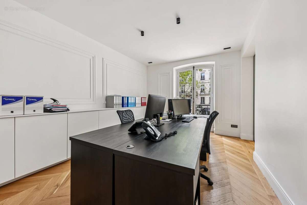 Commerce à PARIS-8E