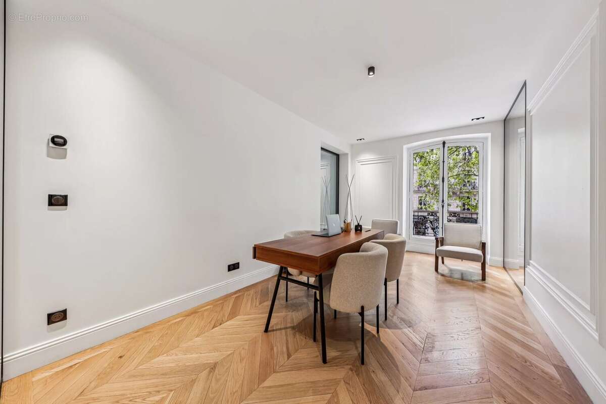 Commerce à PARIS-8E