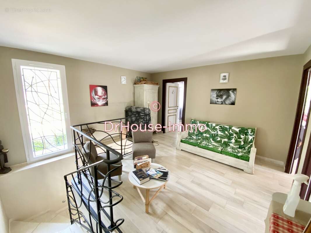 Maison à VINS-SUR-CARAMY