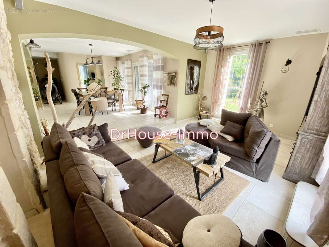 Maison à VINS-SUR-CARAMY