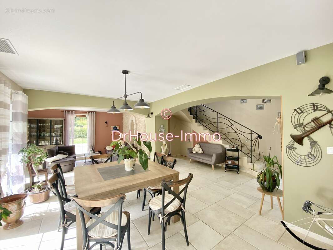 Maison à VINS-SUR-CARAMY