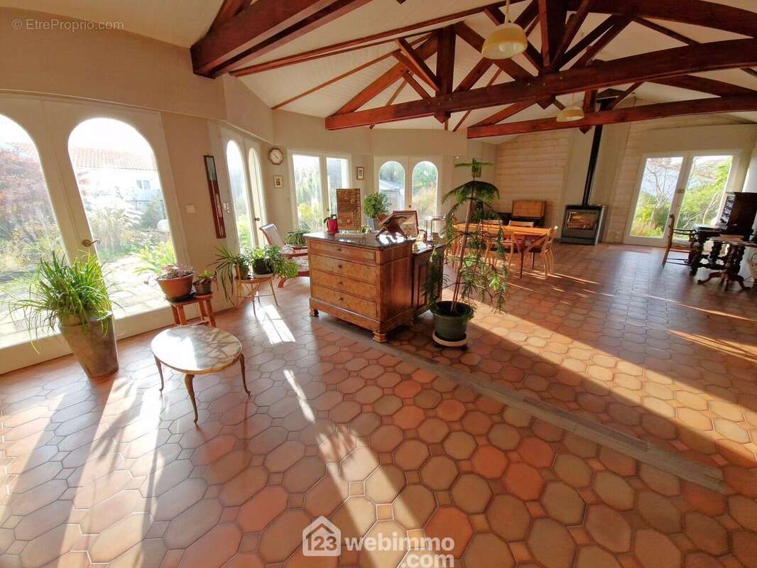 Pièce à vivre e 110 m² avec son poêle à bois (salon / séjour / cuisine). - Maison à LA ROCHE-SUR-YON