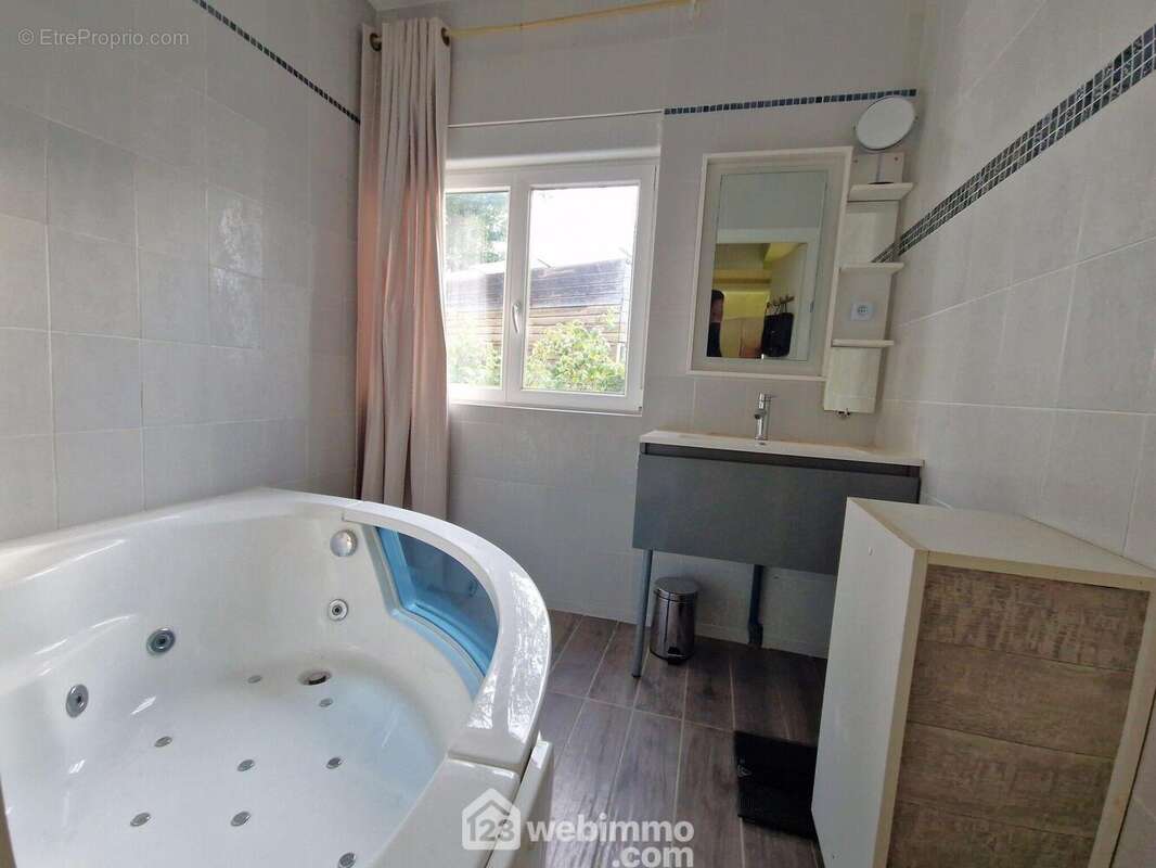 Salle d&#039;eau de cette chambre - Maison à LA ROCHE-SUR-YON