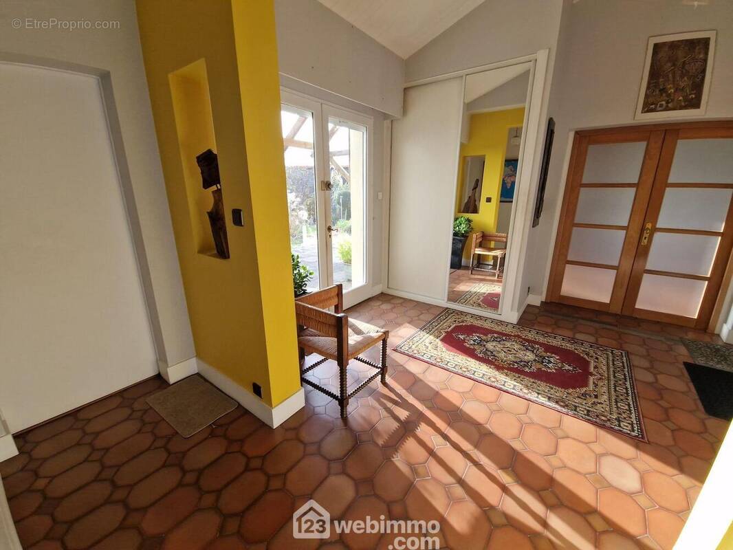 Spacieuse entrée avec placards. - Maison à LA ROCHE-SUR-YON