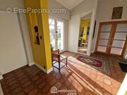 Spacieuse entrée avec placards. - Maison à LA ROCHE-SUR-YON