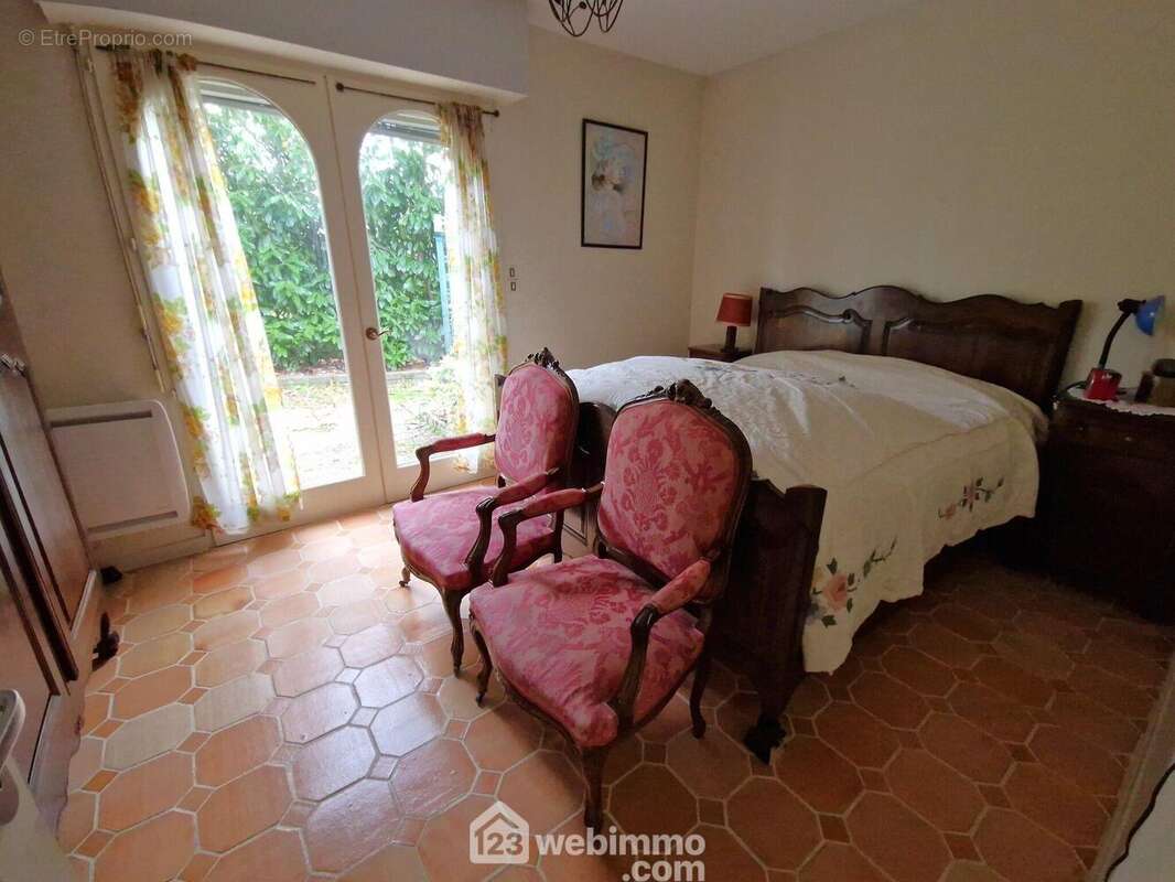 Une autre des 4 chambres, équipée de sa salle d&#039;eau - Maison à LA ROCHE-SUR-YON