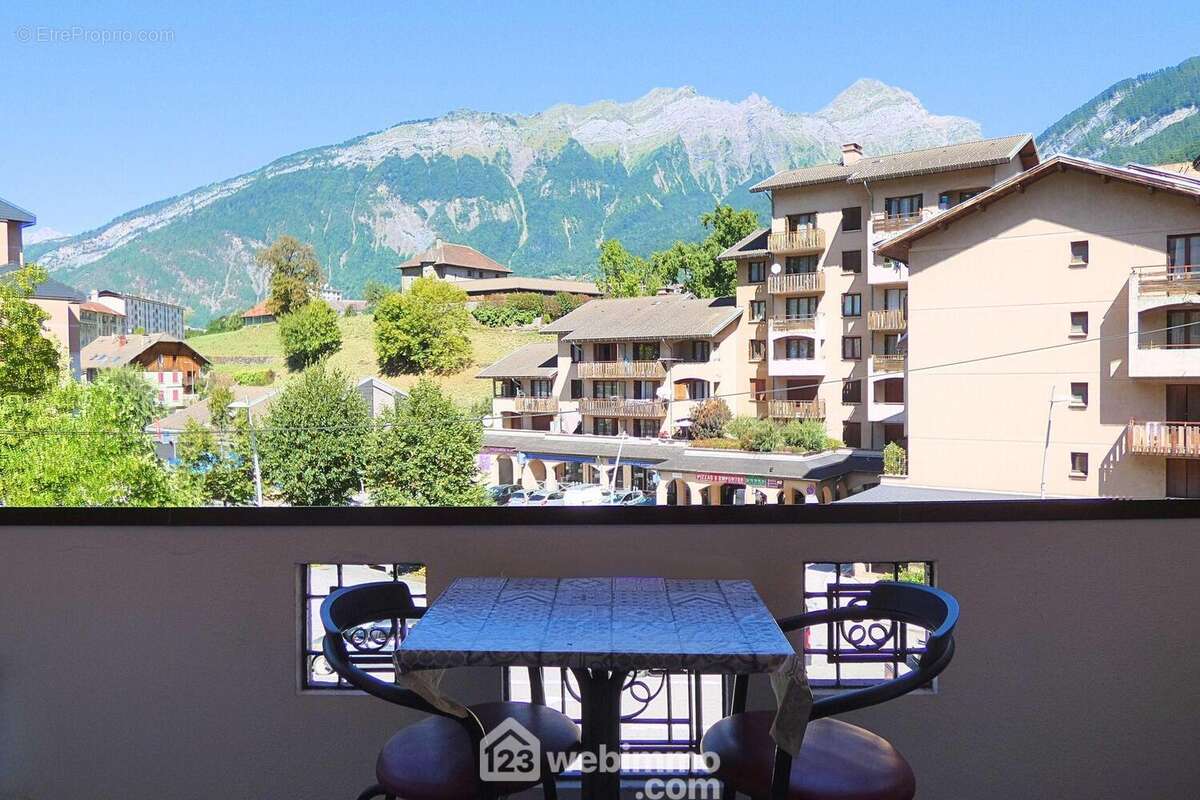 Cette pièce est agrémentée d?un balcon avec une vue imprenable sur le Mont Charvin ... - Appartement à UGINE