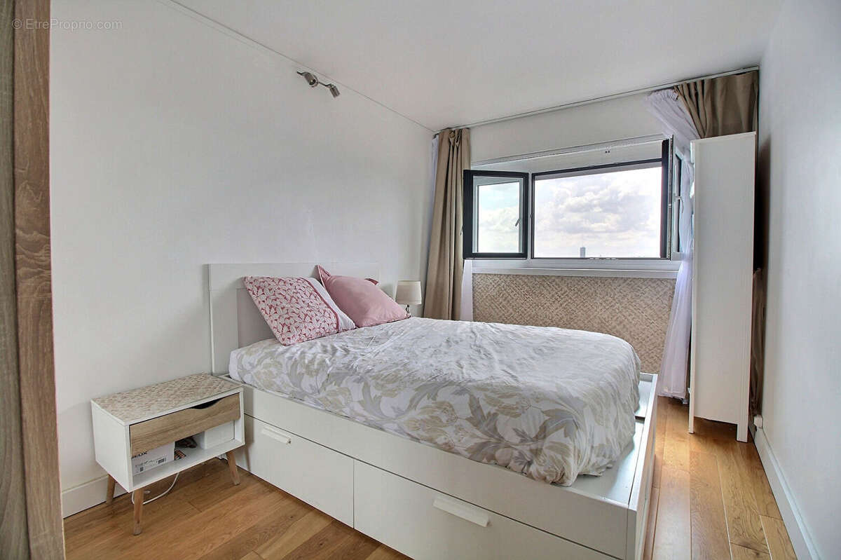 Appartement à COURBEVOIE