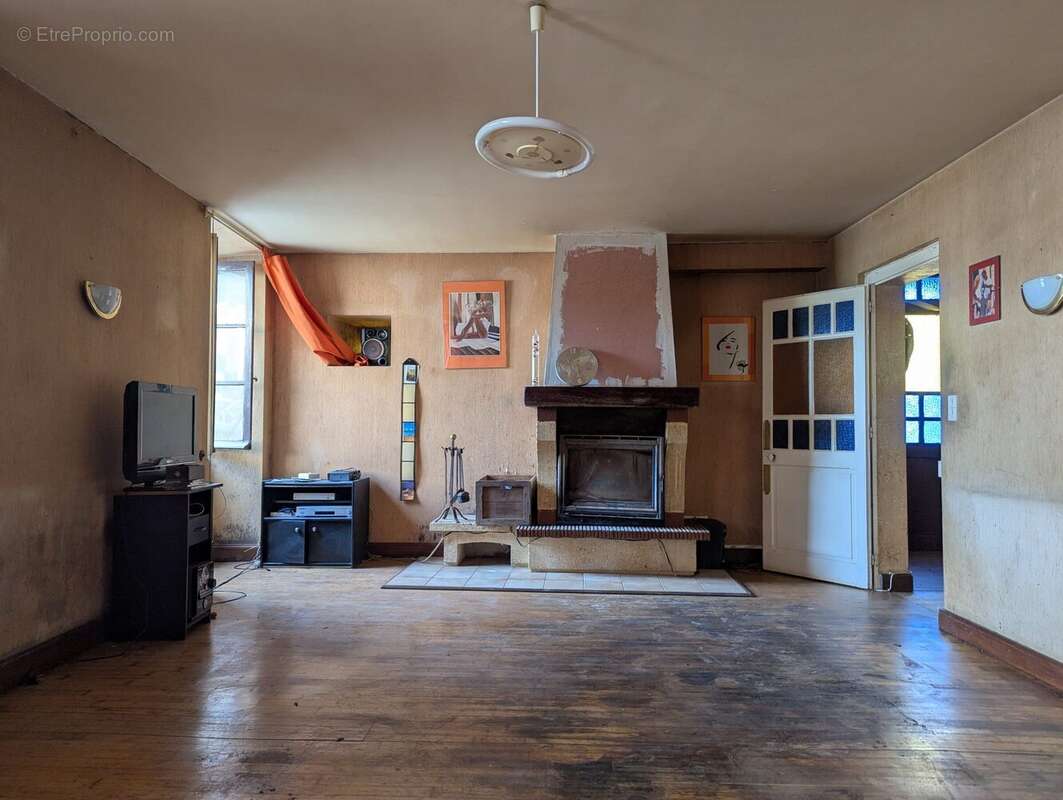 Maison à EYMOUTIERS