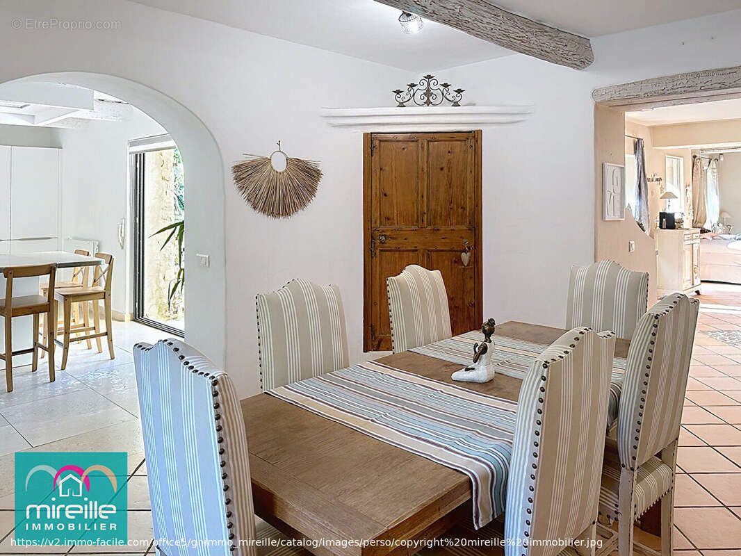 Maison à PERNES-LES-FONTAINES