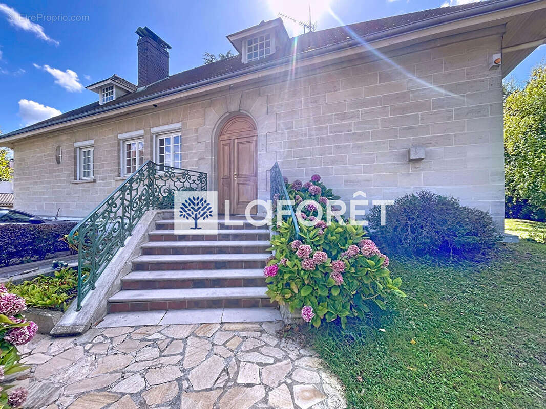 Maison à SAINT-NOM-LA-BRETECHE