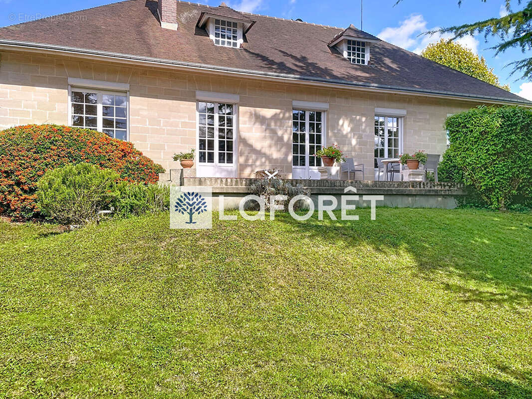 Maison à SAINT-NOM-LA-BRETECHE