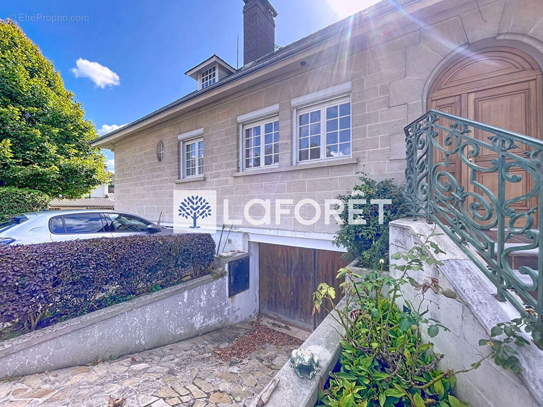 Maison à SAINT-NOM-LA-BRETECHE