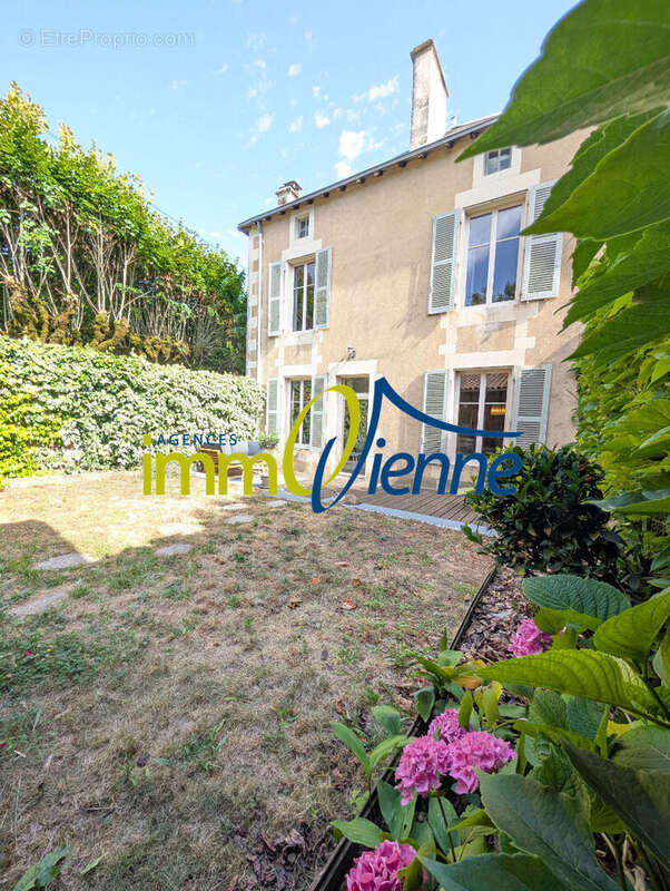 Maison à LUSSAC-LES-CHATEAUX