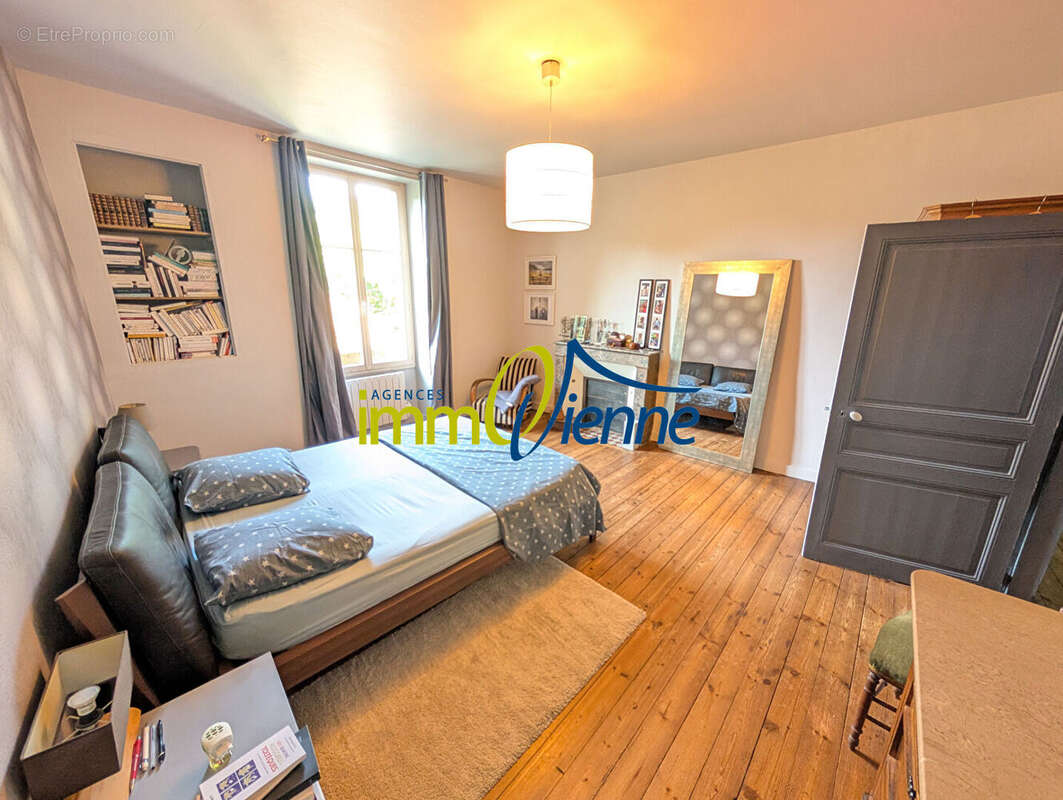 Maison à LUSSAC-LES-CHATEAUX