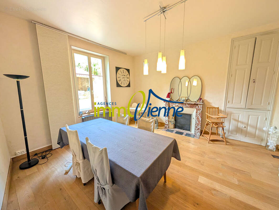 Maison à LUSSAC-LES-CHATEAUX