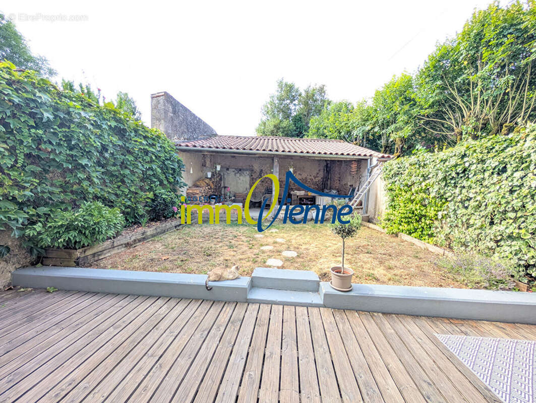 Maison à LUSSAC-LES-CHATEAUX