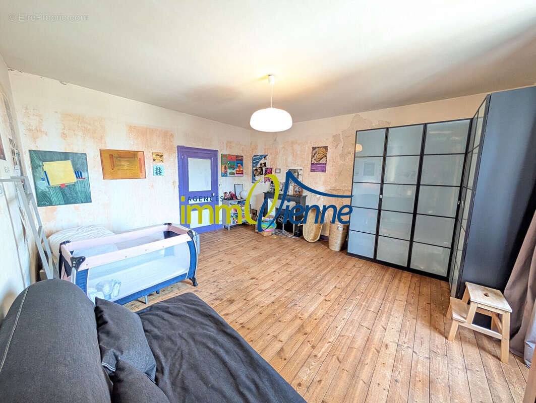 Maison à LUSSAC-LES-CHATEAUX