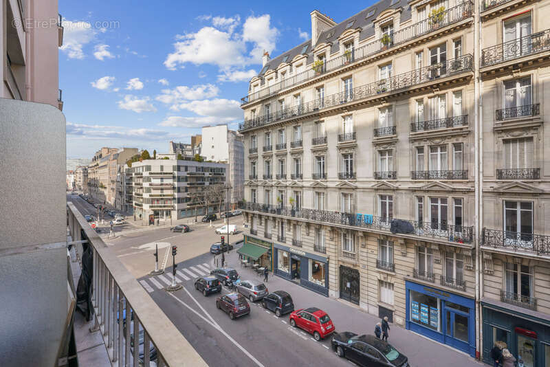 Appartement à PARIS-17E