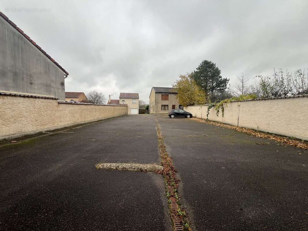 Commerce à VIGNEULLES-LES-HATTONCHATEL