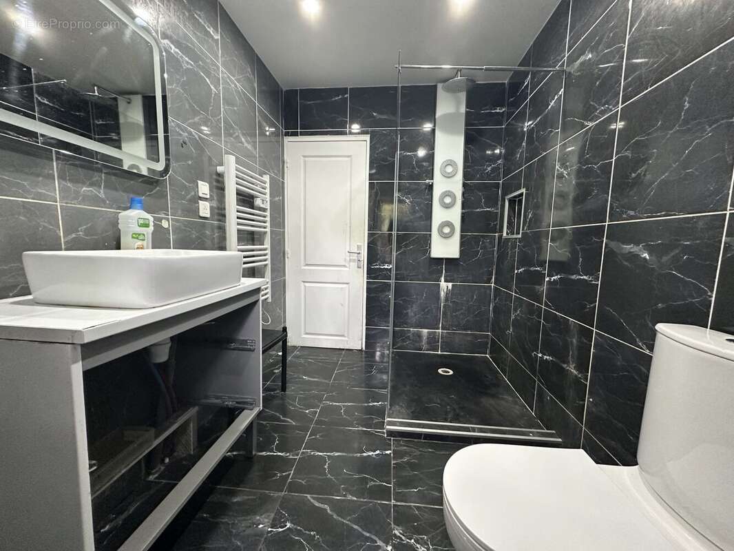 Sdb(maison de droite) - Maison à OUROUX