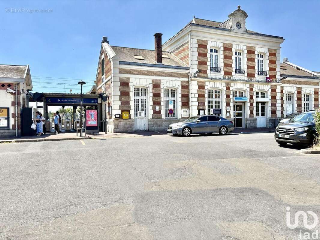 Photo 2 - Commerce à HERBLAY