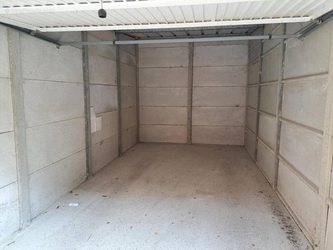 Photo 1 - Parking à TETEGHEM