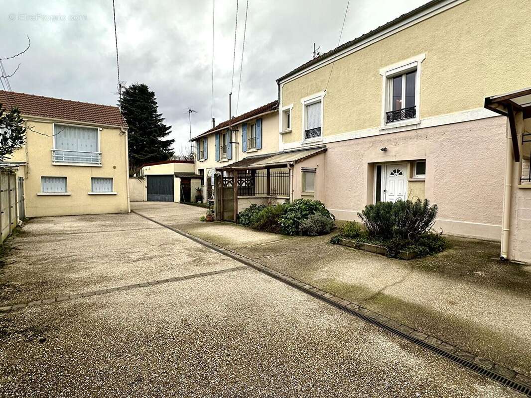 Appartement à CHILLY-MAZARIN