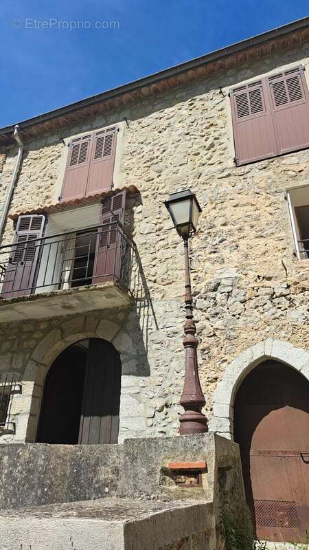 Façde en pierres, en bon état  - Maison à PEILLE