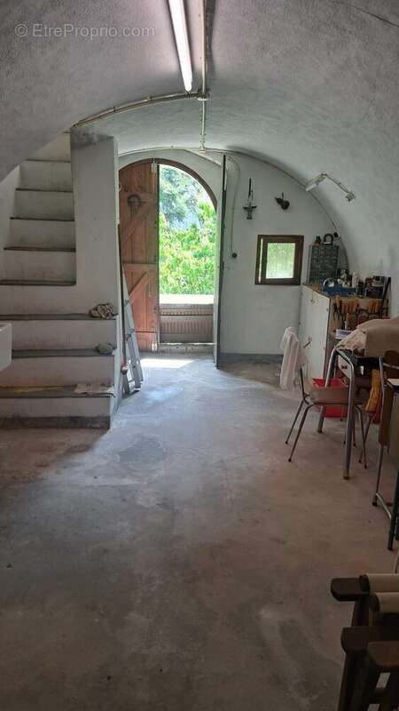 La cave pouvant être transformée en studio - Maison à PEILLE