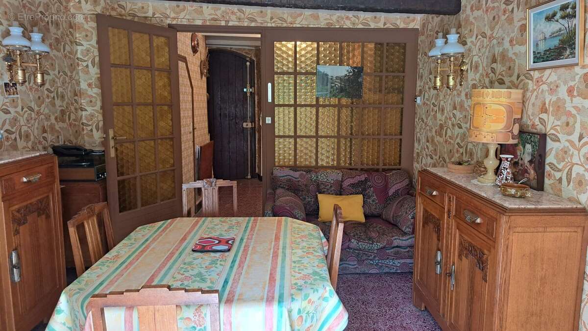 La pièce de séjour communicante avec la cuisine - Maison à PEILLE