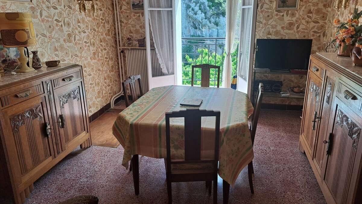 La pièce  de séjour - Maison à PEILLE