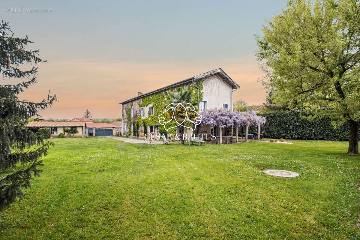 Maison à EYZIN-PINET