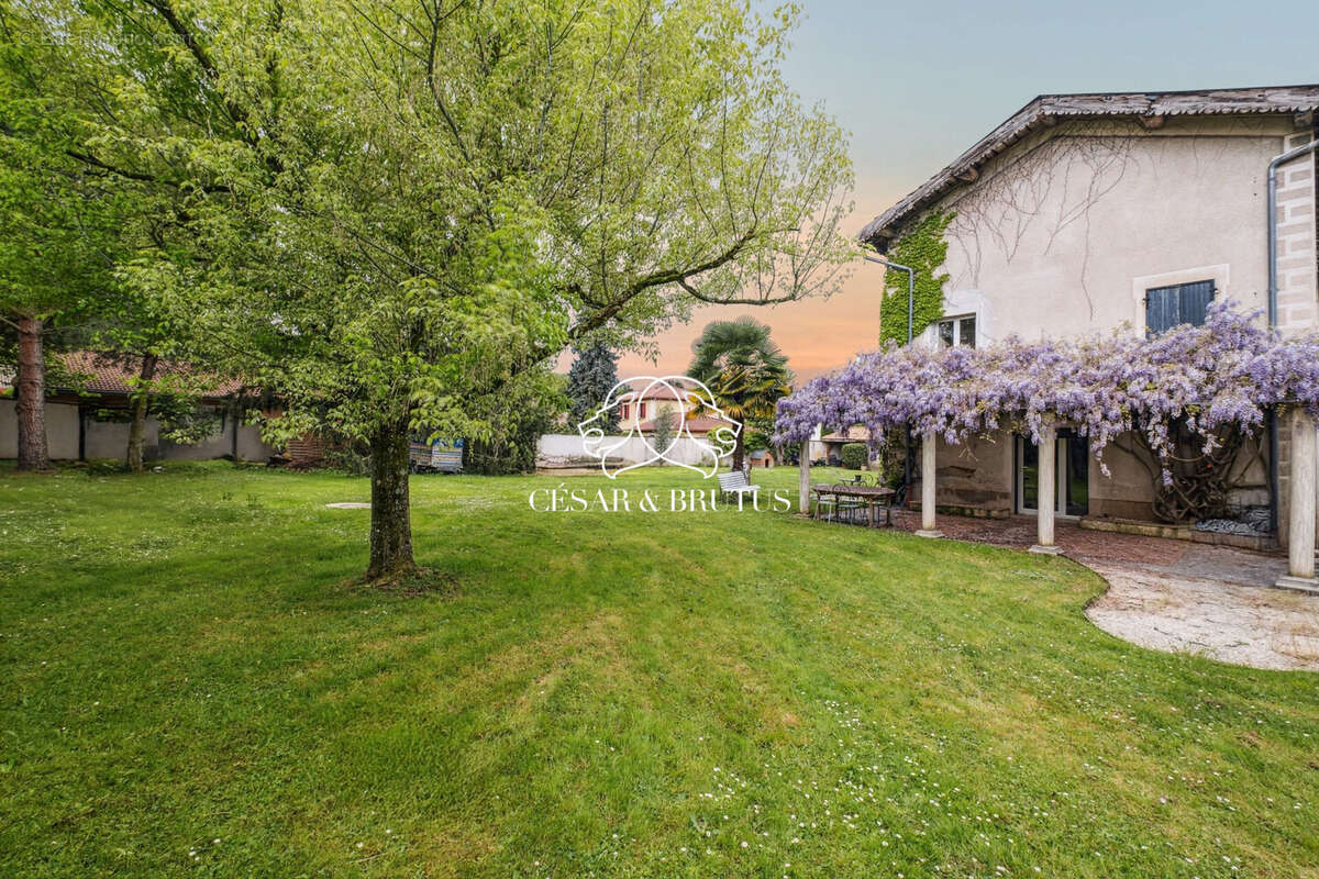 Maison à EYZIN-PINET