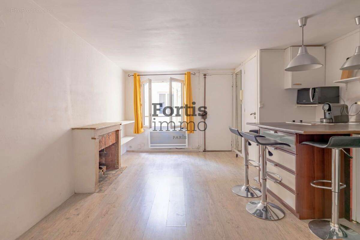 Appartement à PARIS-1E