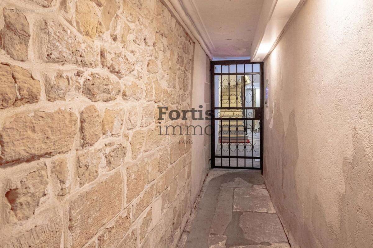 Appartement à PARIS-1E