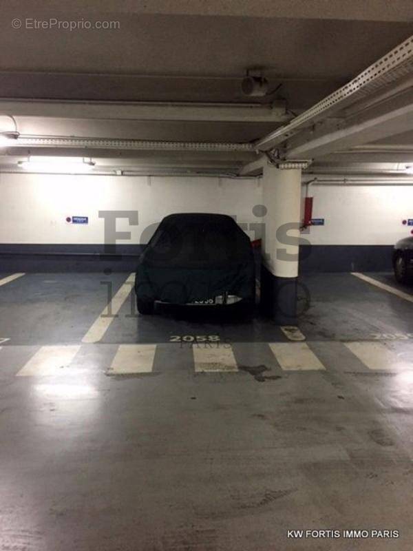 Parking à PARIS-2E