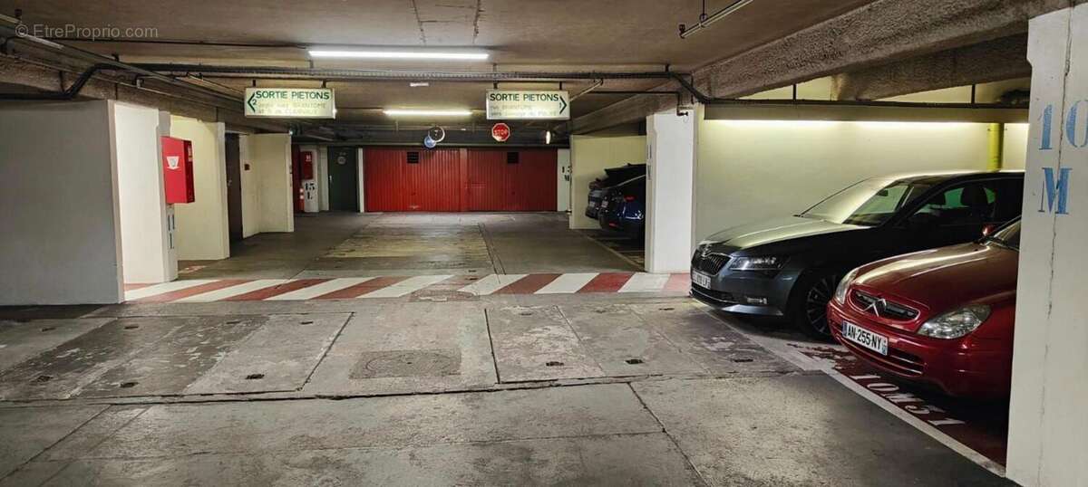 Parking à PARIS-3E