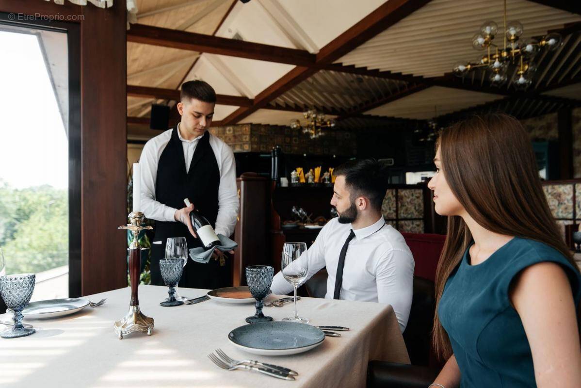 Commerce à SURESNES